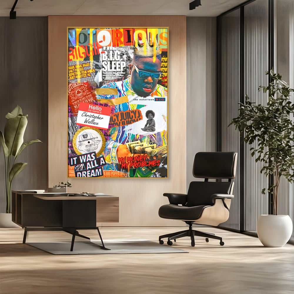 Tablou canvas cu tablou portret rapper the notorious b.i.g, in rama de aluminiu auriu, pe perete intr-un birou